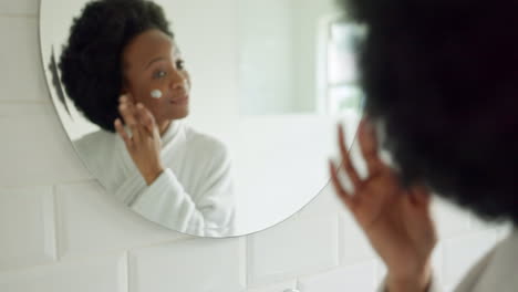Schönheit,-Hautpflege-Und-Afrikanische-Frau-Tragen-Gesicht-Auf