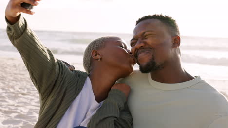 Glückliches-Schwarzes-Paar,-Das-Selfie-Am-Strand-Macht