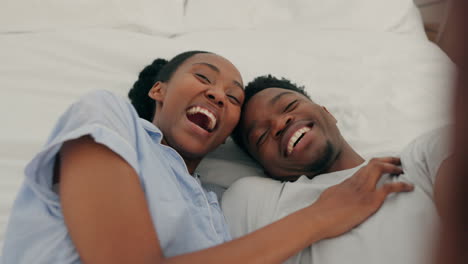 Glückliches,-Schwarzes-Paar-Und-Schlafzimmer-Selfie-Mit-Lächeln