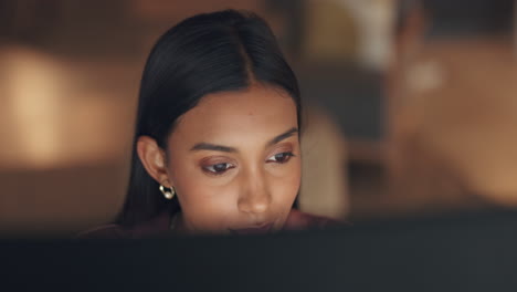 Indische-Frau,-Die-Nachts-Am-Computer-Arbeitet-Und-Liest