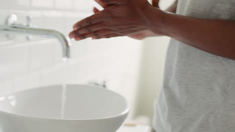 Schwarzer-Mann-Reinigt-Hände-Mit-Seifenwasser