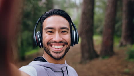 Asian-man,-fitness-music-headphones