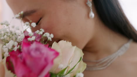Glücklich,-Lächeln-Und-Asiatische-Braut-Mit-Blumen