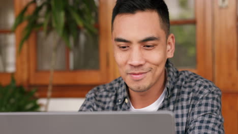 Hombre-Asiático,-Computadora-Portátil-O-Idea-De-éxito-En-La-Oficina-En-Casa
