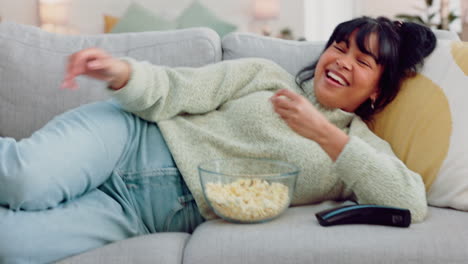 Popcorn-eating,-watching-tv