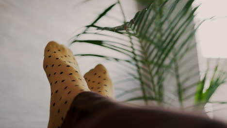 Männerfüße-Mit-Mode-Und-Relax-Socken-Auf-Dem-Sofa