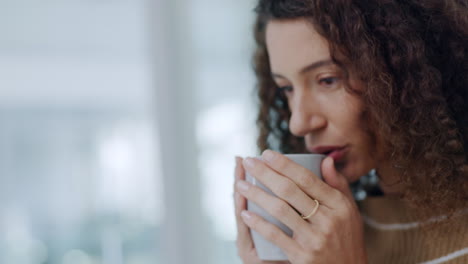 Thinking-woman-drinking-coffee