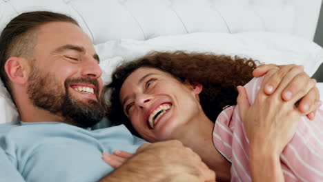 Funny-couple-talking,-communication-in-bed
