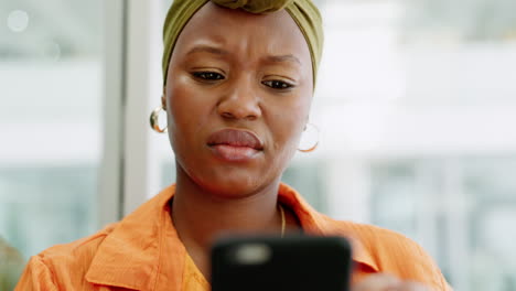 Confused-face-black-woman,-reading-phone