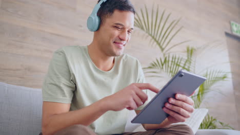 Kopfhörer,-Tablet-Und-Ein-Glücklicher-Mann,-Der-Online-Zuschaut