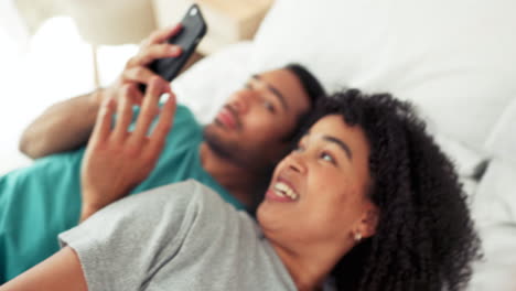 Energie-Eines-Glücklichen-Paares,-Lustiges-Schlafzimmer-Selfie