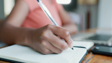 Cuaderno,-Manos-E-Información-De-Escritura-Para-El-Estudio.
