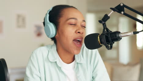 Comedy-podcast-influencer-woman-speaking-on-radio