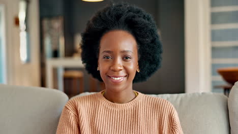 Schwarze-Frau,-Afro-Und-Lacht-über-Das-Leben-Im-Haus