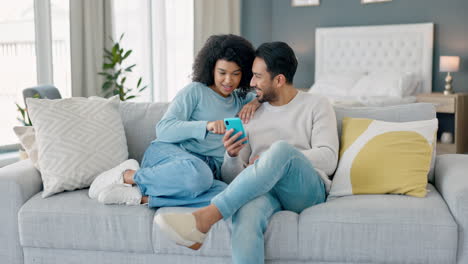 Couple-on-the-sofa-with-phone-on-the-internet