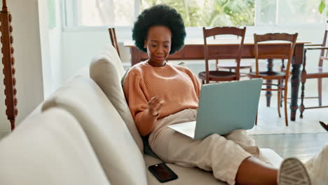 Afrikanische-Frau-Arbeitet-Am-Laptop-Im-Wohnzimmer