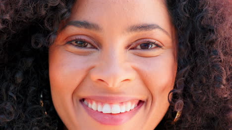 Glücklich,-Porträt-Und-Gesicht-Einer-Lachenden-Schwarzen-Frau