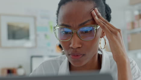 Trabajo,-Estrés-Y-Mujer-Negra-En-La-Computadora-Confundida