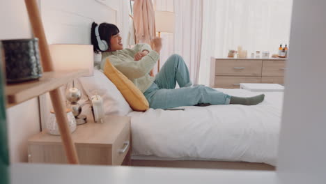 Headphones,-music-and-woman-dance-on-bed