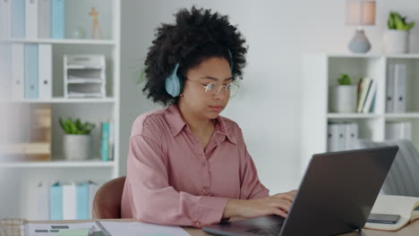 Computadora,-Mujer-Negra-Creativa-Con-Laptop