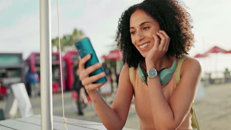 Selfie-Con-Smartphone,-Ciudad-Y-Mujer-Negra