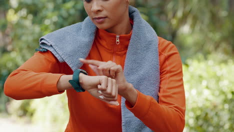 Woman-fitness-athlete-check-pulse-with-smartwatch