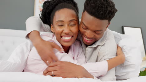 Happy-black-couple-having-fun-in-bed