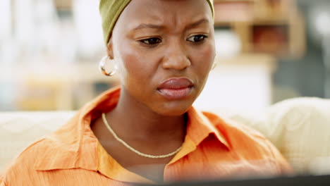 Afrikanische-Schwarze-Frau,-Die-Stress-Online-Liest