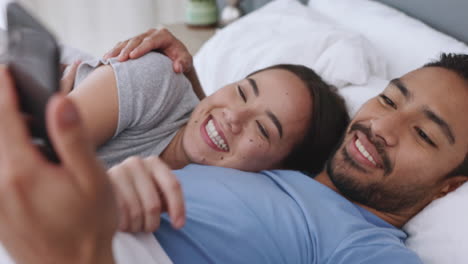 Couple-in-bed-with-smartphone-for-meme