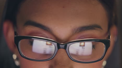 Unternehmensfrau-Und-Bildschirmreflexion-Mit-Brille
