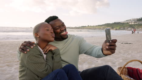 Glückliches-Paar,-Das-Ein-Selfie-Mit-Einem-Telefon-Macht