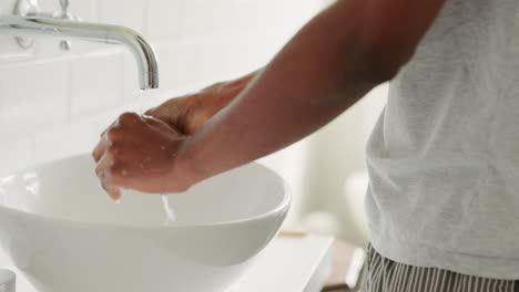 Mann-Wäscht-Seine-Hände-Mit-Seife