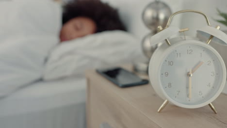 Alarma,-Reloj-Y-Mujer-En-La-Cama-Durmiendo