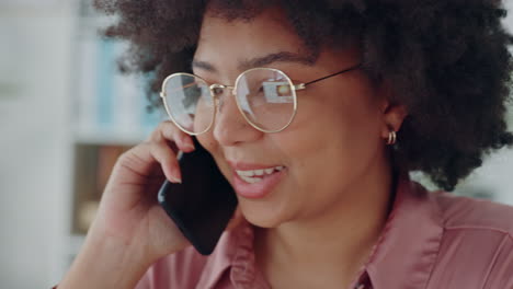 Mujer-Negra,-Computadora-Portátil-O-Llamada-Telefónica-Para-Establecer-Contactos