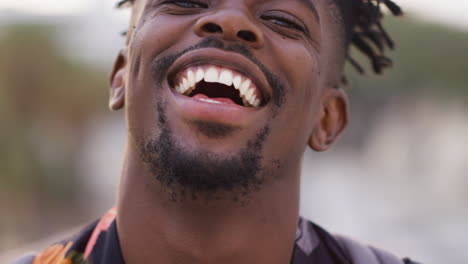 Hombre-Negro,-Retrato-Y-Cara-Sonriente-Al-Aire-Libre