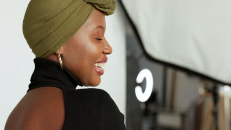Sonrisa-De-Mujer-Negra,-Moda-Y-Fotógrafa