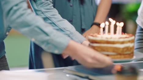 Kuchen,-Geburtstag-Und-Party-Mit-Einer-Mitarbeiterin