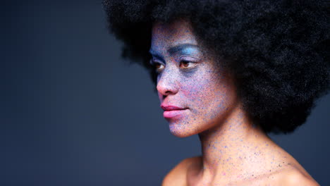 Maquillaje-De-Pintura-Facial-De-Color,-Retrato-De-Mujer-Negra