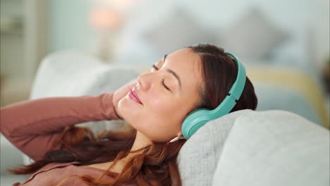 Woman-headphones,-listening-to-relax-music