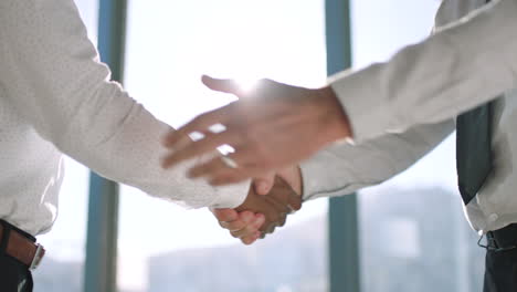 Management-shaking-hands,-business-men-meeting
