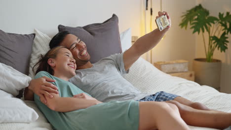 Happy-couple,-bedroom-selfie