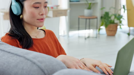 Mujer-Asiática,-Auriculares-Y-Videollamada-Con-Laptop