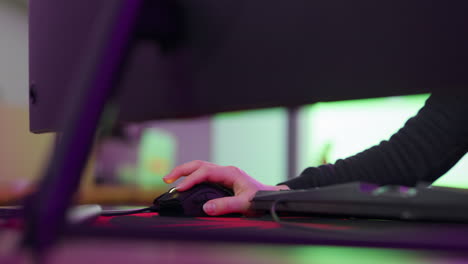 Tastatur,-Maus-Und-Gamer-Frauenhände-Beim-Spielen