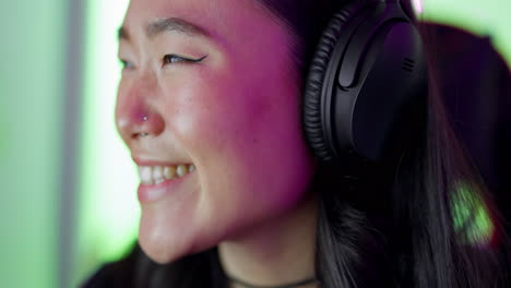 Asiático,-Mujer-Y-Jugador-Con-Auriculares-Con-Sonrisa