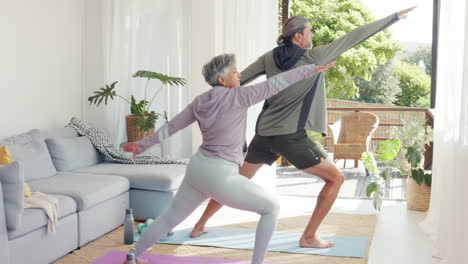 Yoga,-Seniorenpaar-Und-Meditation-Im-Wohnzimmer