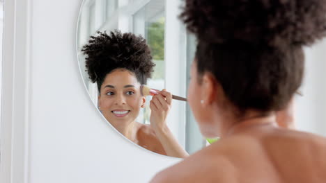 Schwarze-Frau,-Spiegel-Und-Make-up-Pinsel-Für-Den-Morgen