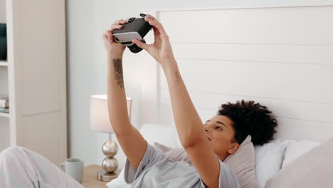 Kamera,-Schwarze-Frau-Und-Selfie-In-Einem-Bett
