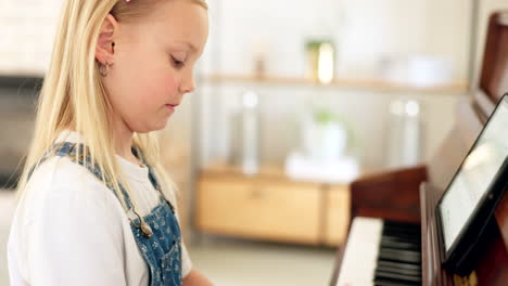 Entwicklung,-Junges-Mädchen-Und-Klavier-Zum-Lernen