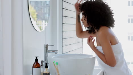 Schwarze-Frau,-Afro-Und-Haarpflege-Im-Badezimmerspiegel