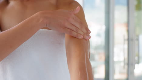 Hautpflege,-Produkt-Und-Hände-Einer-Frau-In-Einem-Badezimmer